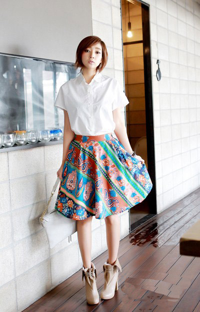  White short-sleeved shirt, simple  The design looks capable and intellectual. Paired with a bright-colored ethnic-style umbrella-shaped skirt, it is full of naughty and extremely attractive, making people unable to obey.