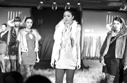 Picture and text: Low-cost clothing customization Created a big industry